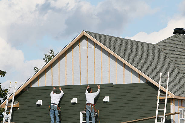 Professional Siding Contractor technician working in Lisle, IL